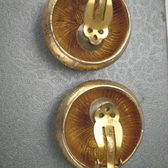 Vintage Castle Cliff Textured 1.25" Round Earrings Clip On - Picture 5 of 7